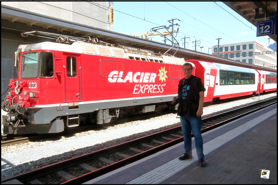 2022-05-26_12-16-26-Ligurien-Rüdiger-vor-Glacier-Express-in-Chur 2022-05-26_12-16-26-Ligurien-Rüdiger-vor-Glacier-Express-in-Chur