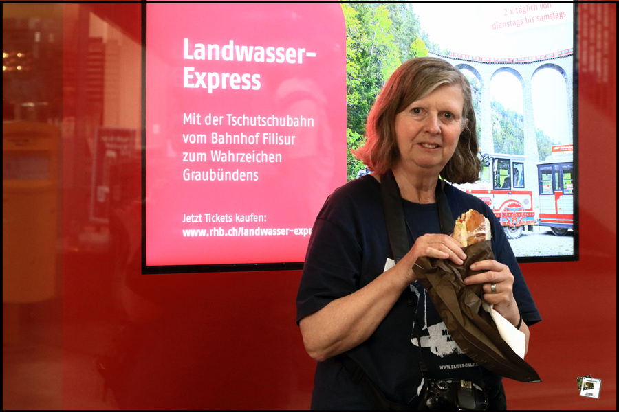 2022-05-26_12-24-57-Ligurien-Susaane-Mittagssandwich-im-Bahnhof-Chur-7-50-Euro